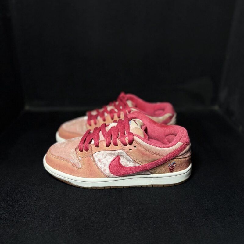 Nike SB Dunk Low Strange Love