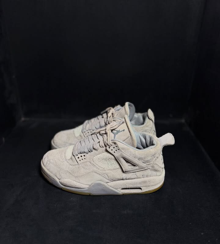 Jordan Retro 4 KAWS Grey