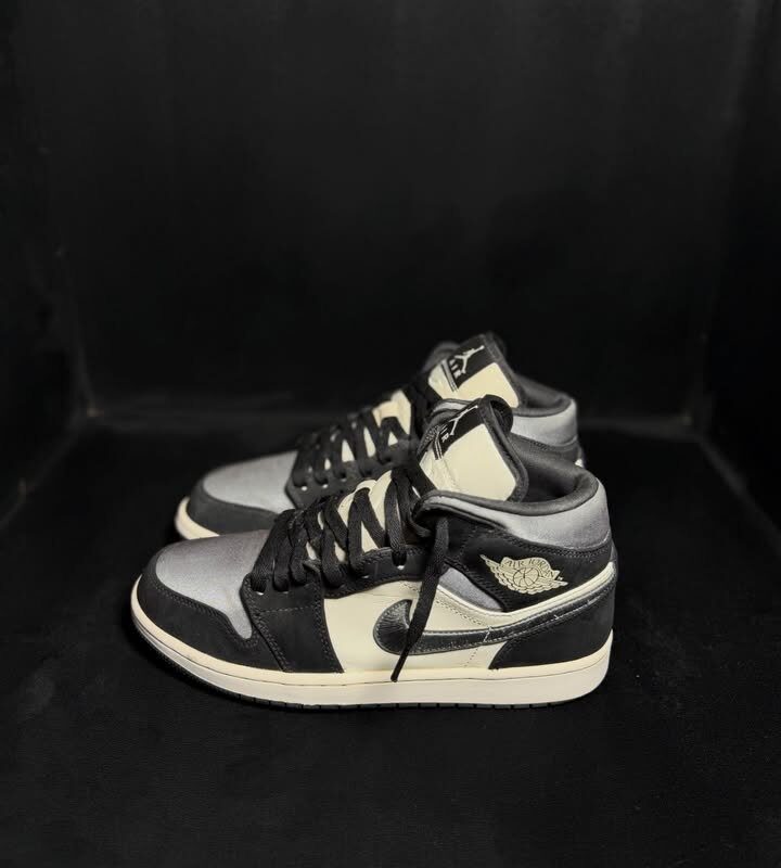 Jordan 1 Mid Satin Grey Toe